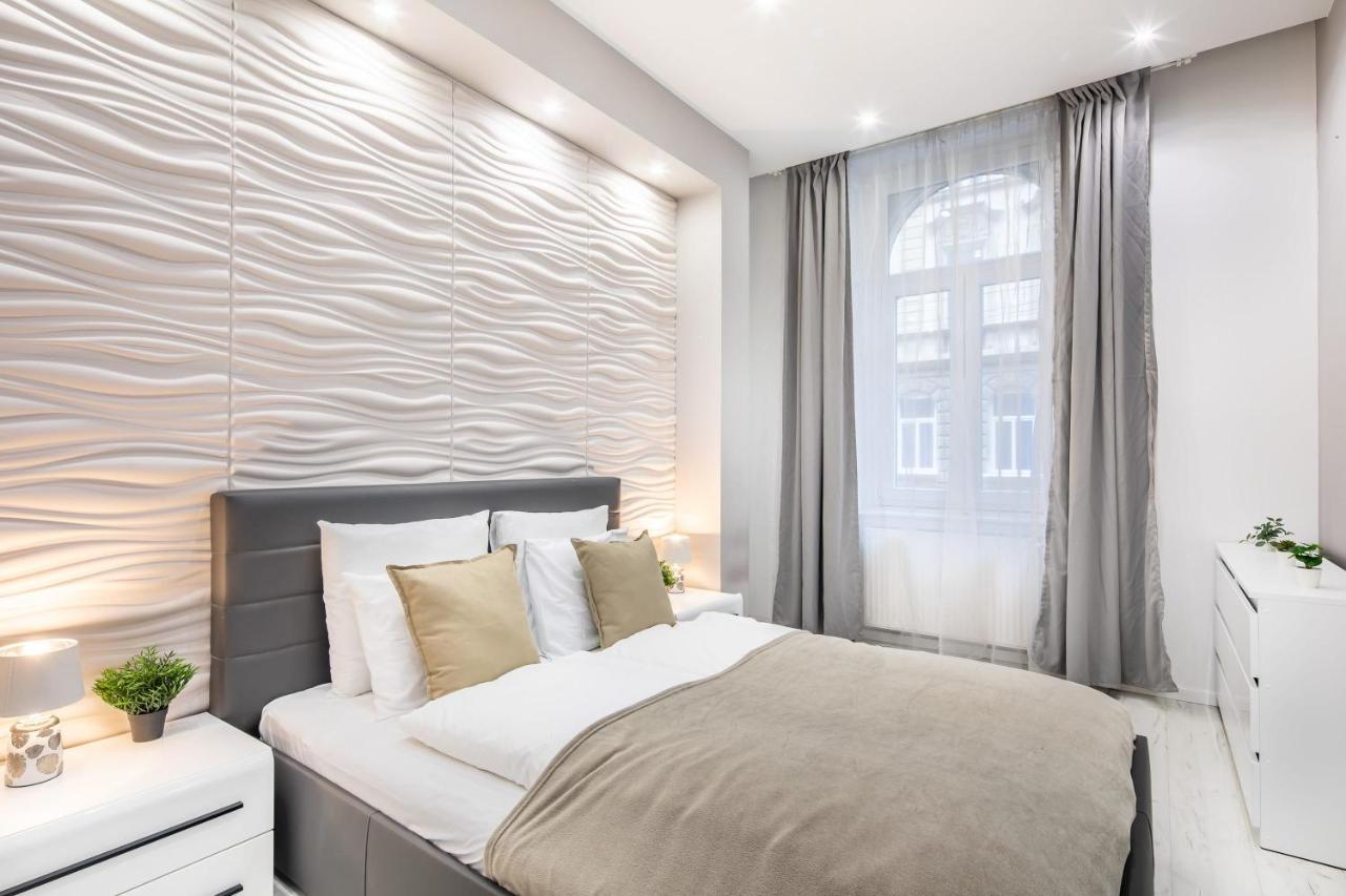 Cozy & Central Apartment With 2-Bedroom Budapest Luaran gambar