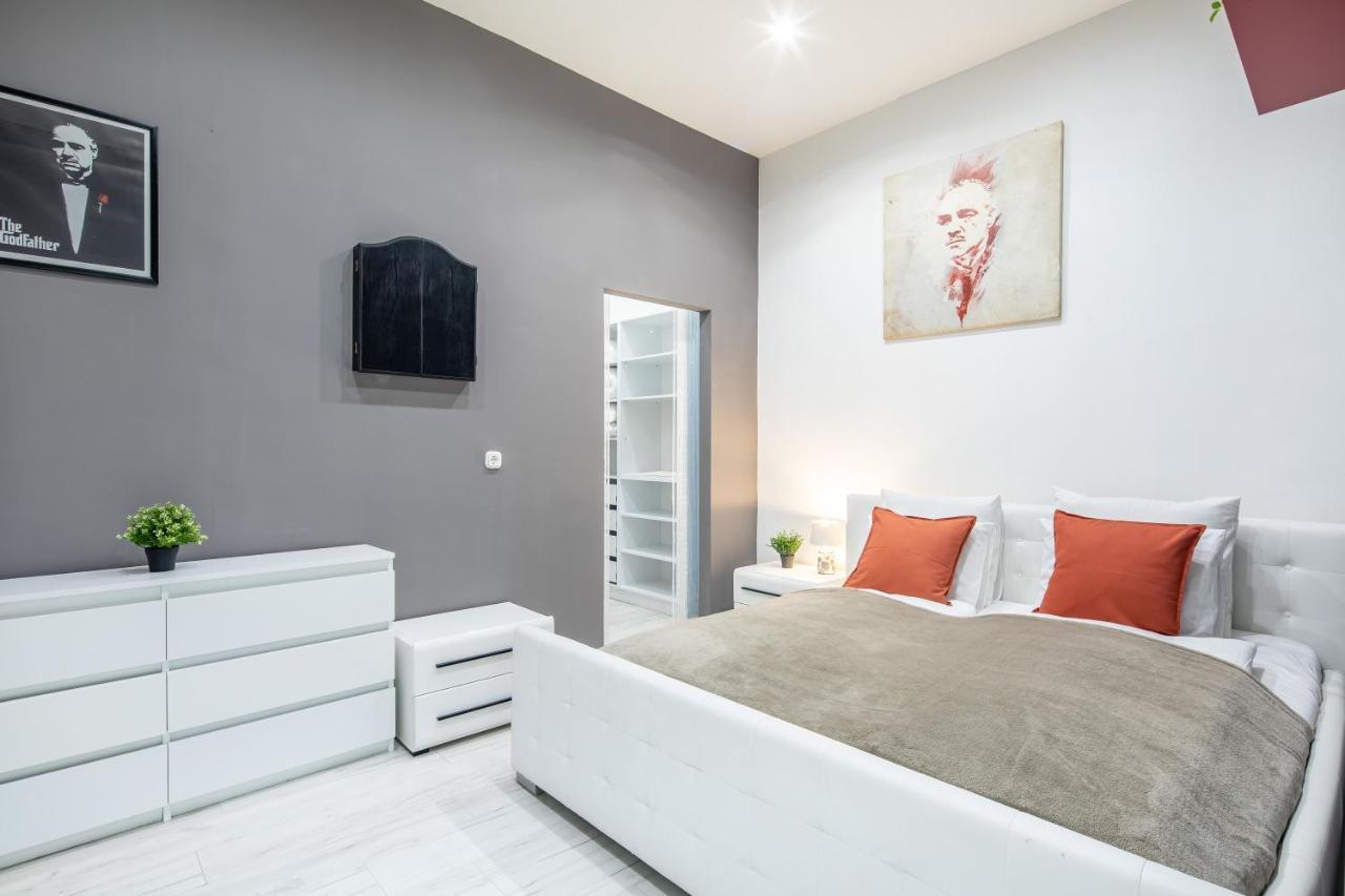 Cozy & Central Apartment With 2-Bedroom Budapest Luaran gambar