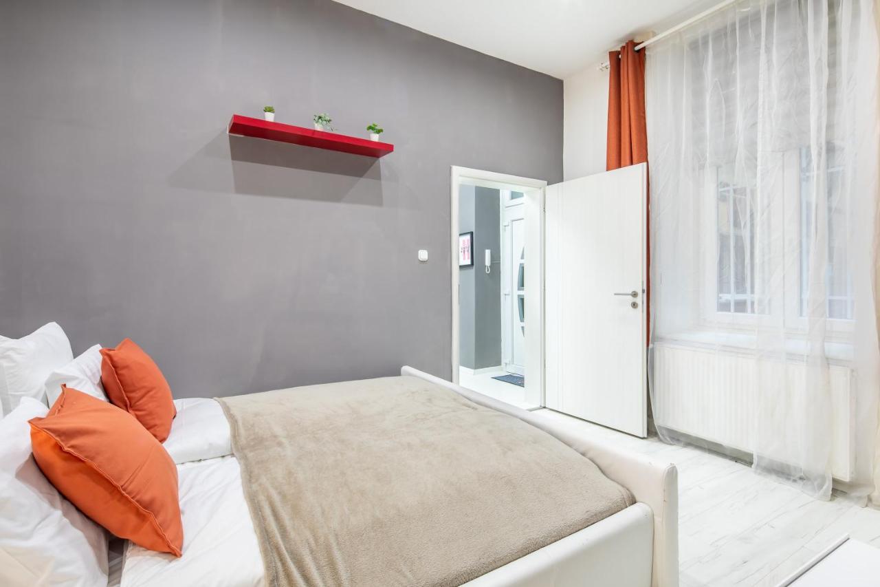Cozy & Central Apartment With 2-Bedroom Budapest Luaran gambar