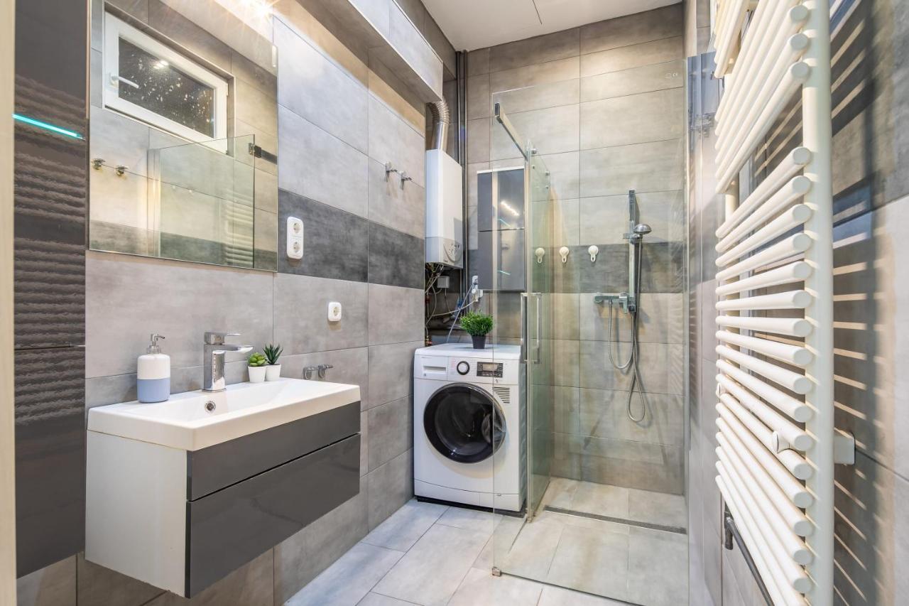 Cozy & Central Apartment With 2-Bedroom Budapest Luaran gambar