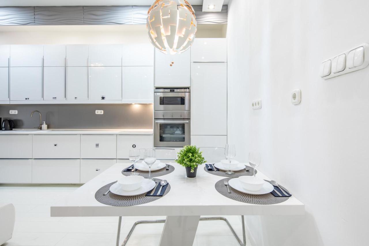 Cozy & Central Apartment With 2-Bedroom Budapest Luaran gambar