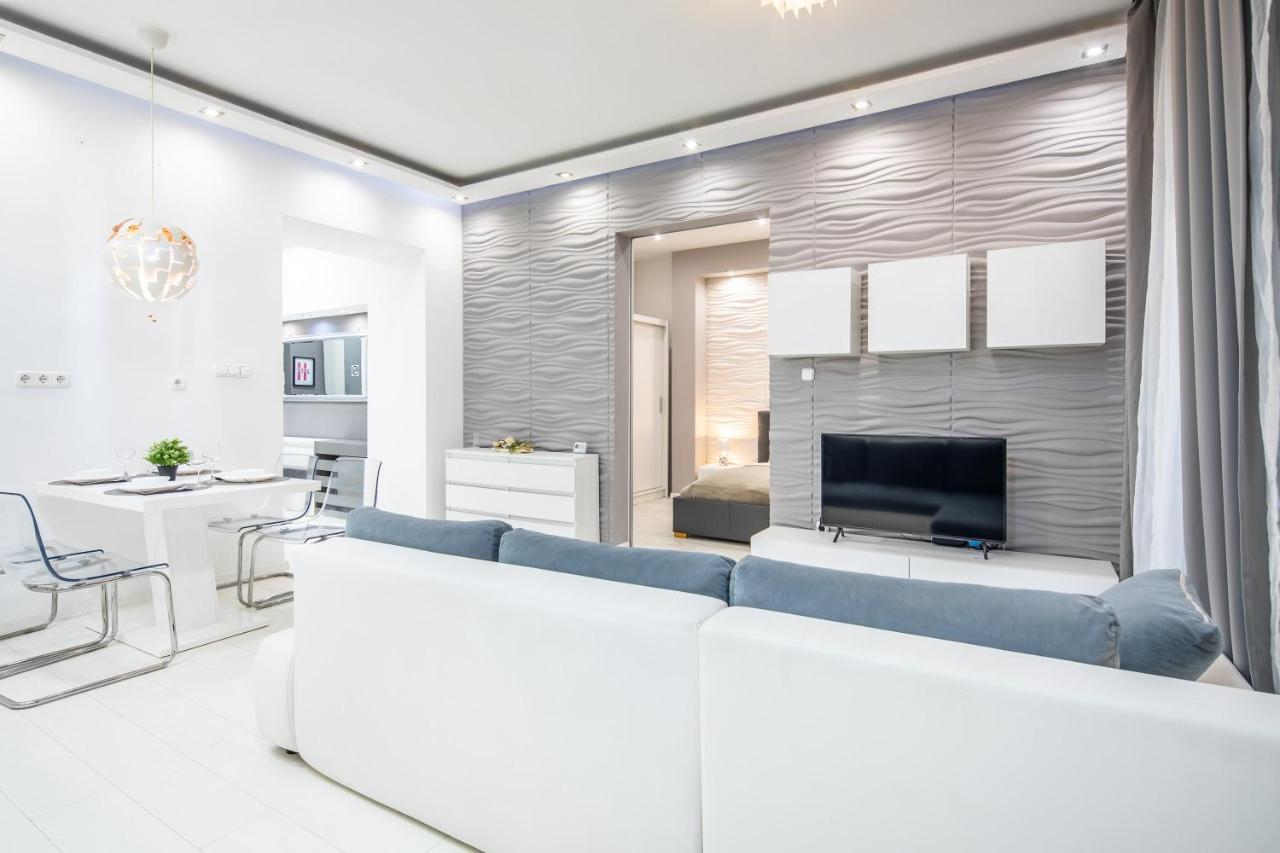 Cozy & Central Apartment With 2-Bedroom Budapest Luaran gambar