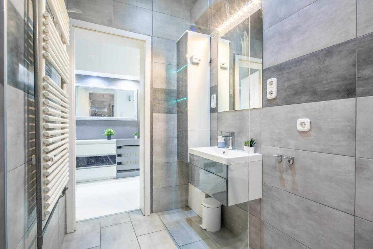 Cozy & Central Apartment With 2-Bedroom Budapest Luaran gambar